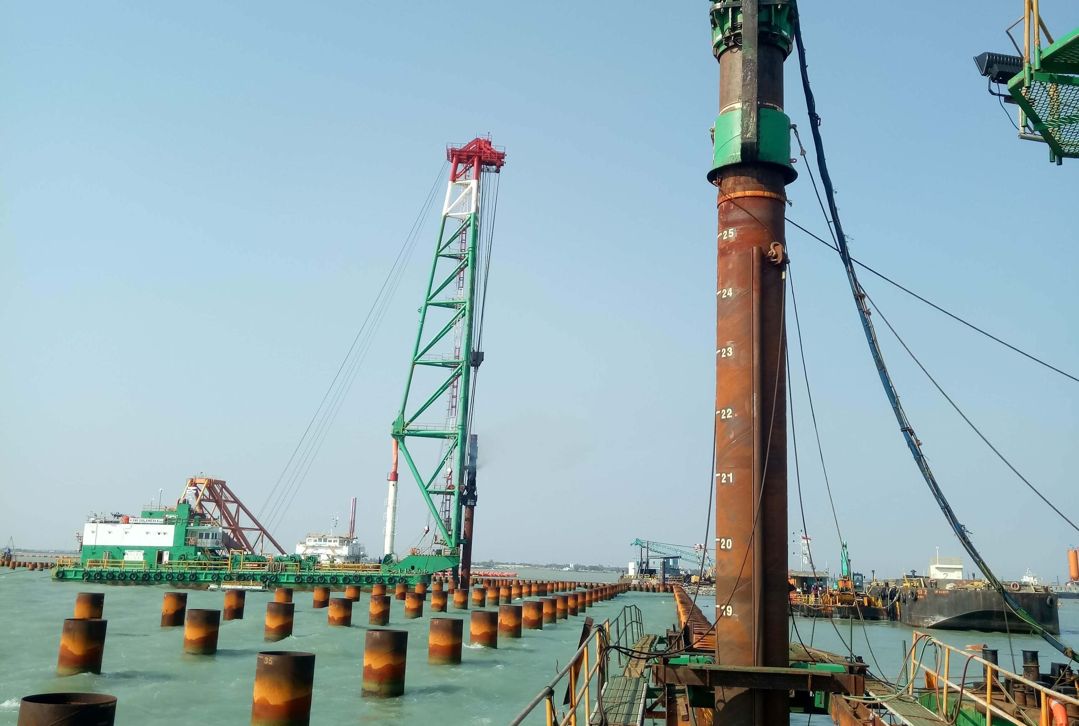 A pipe sheet pile was being driven with a hydraulic hammer.