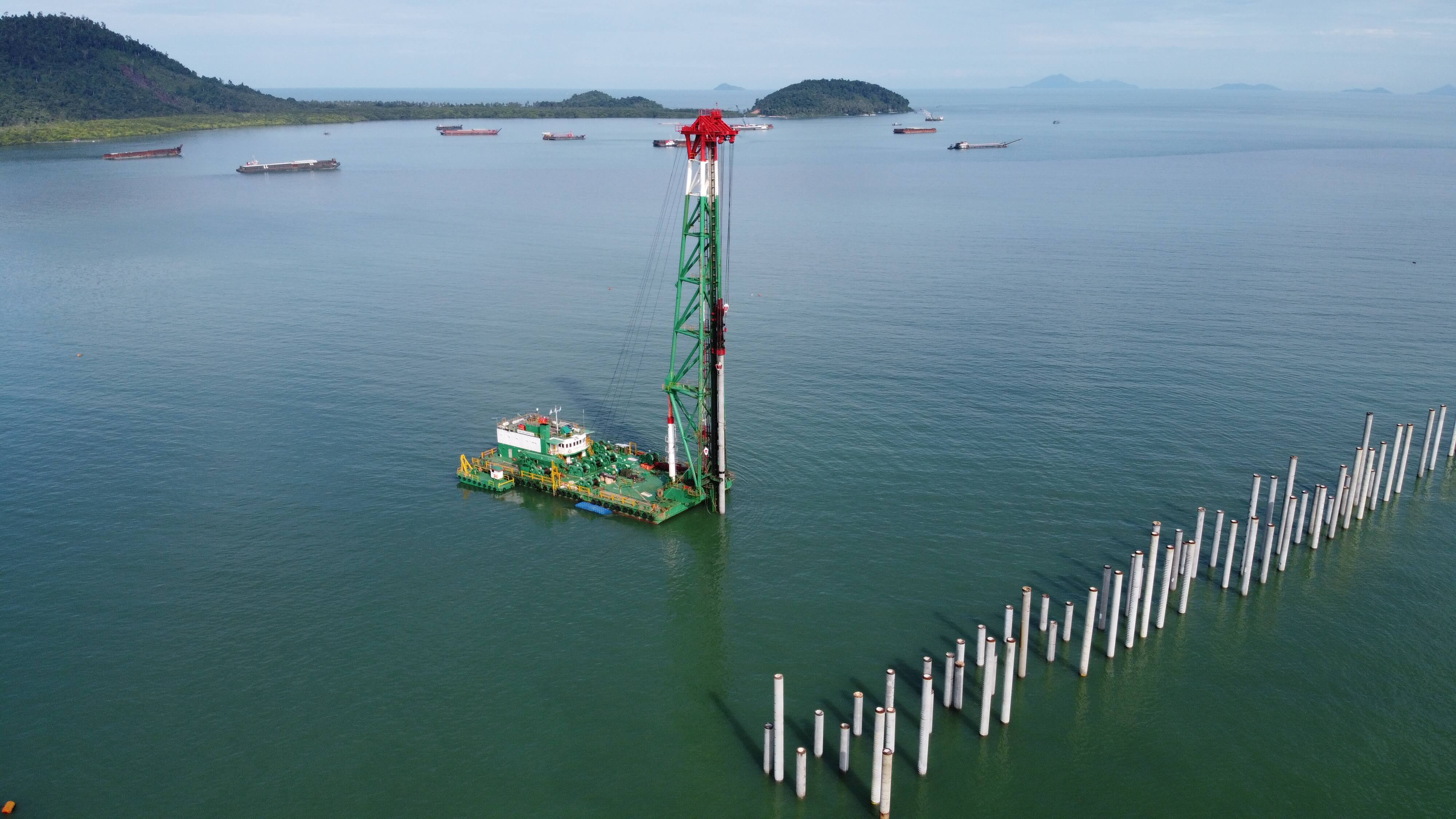 SWI Sulawesi X Standing 70-m Tall, Ready to Drive a Pile (Feb 12th, 2020)