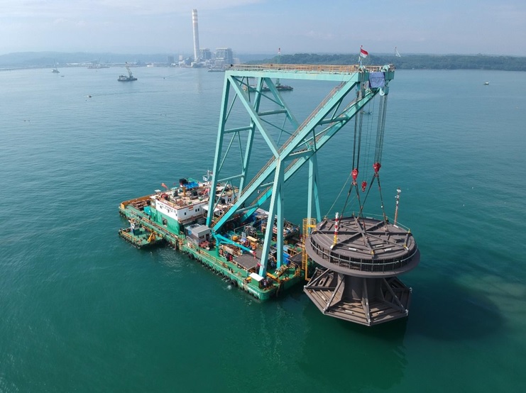 A seawater intake head, weighing 232 tons, being placed underwater by SWI Tarahan X.  A total of 4 pieces were  placed.