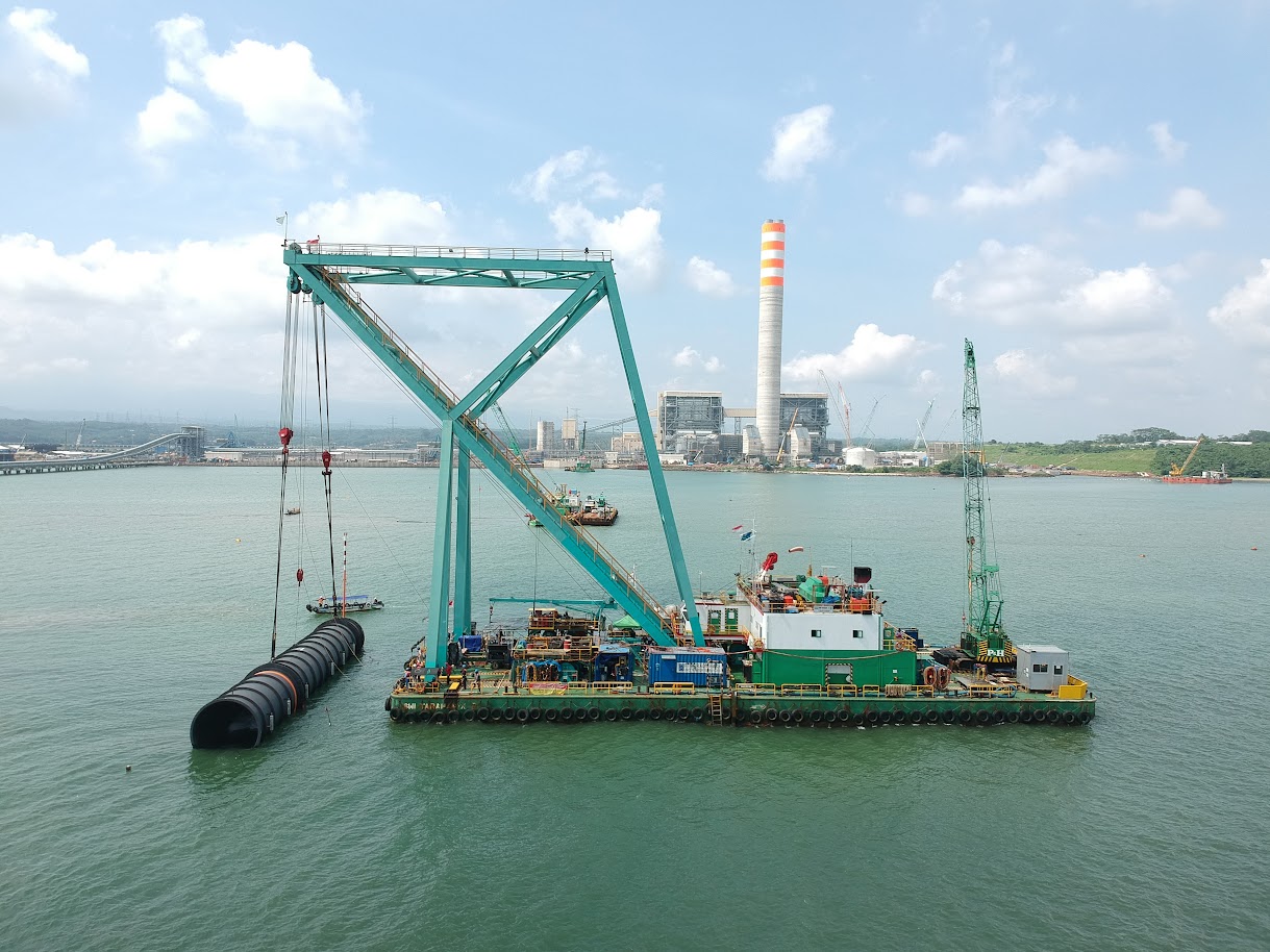 SWI Tarahan X installing a segment of the steel pipelines