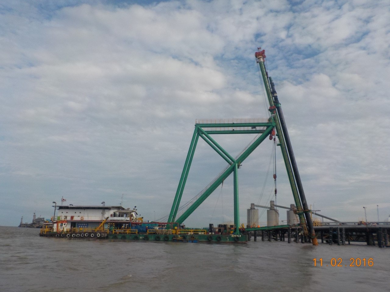 Piling Barge Jepara X driving steel pipe pile 1117,6 mm diameter