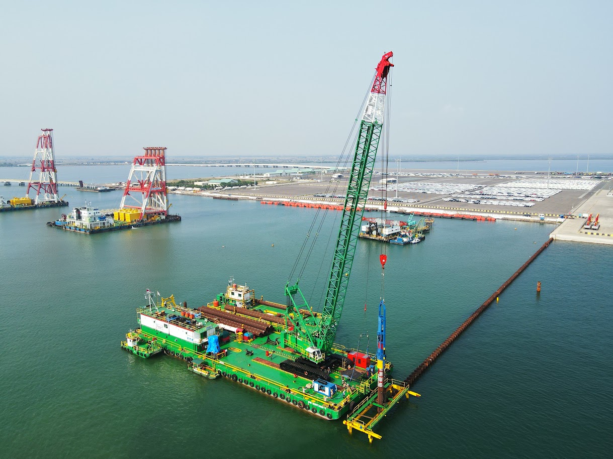 Driving of SPSP piles with a diameter of 1,000 mm and a length of 25 meters.