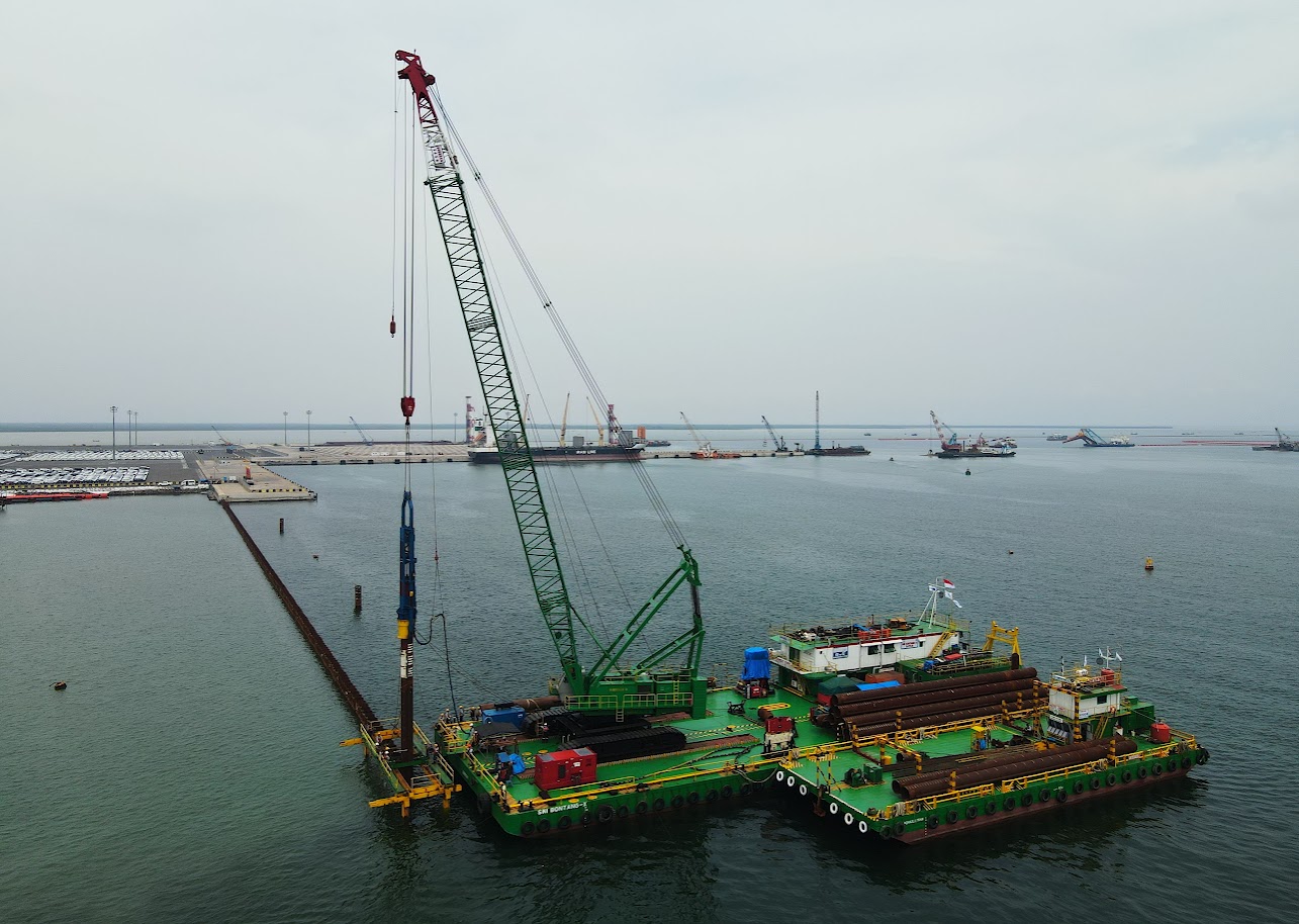 Driving of SPSP piles with a diameter of 1,000 mm and a length of 25 meters.