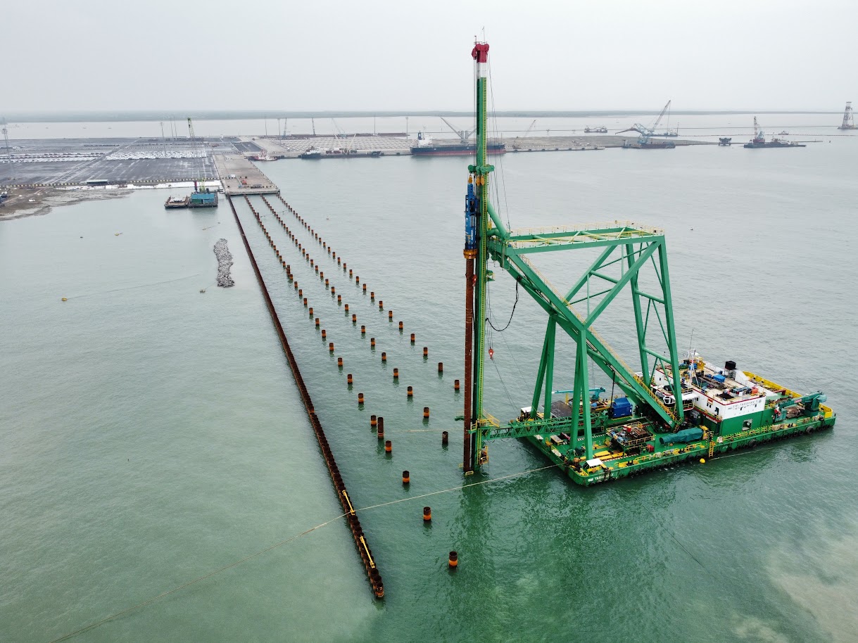 SWI Tarahan X, equipped with a HHK 16-20 SB hammer, carried out the driving of SPP piles.