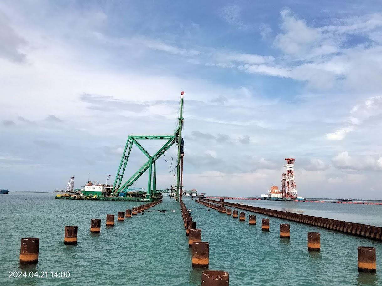 SWI Tarahan X, equipped with a HHK 16-20 SB hammer, carried out the driving of SPP piles.
