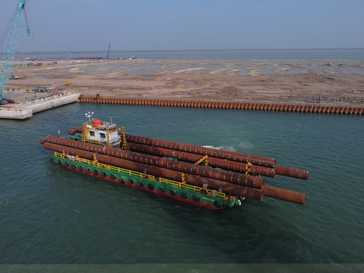 Massive SPP piles were transported using the thruster barge Iso Maju