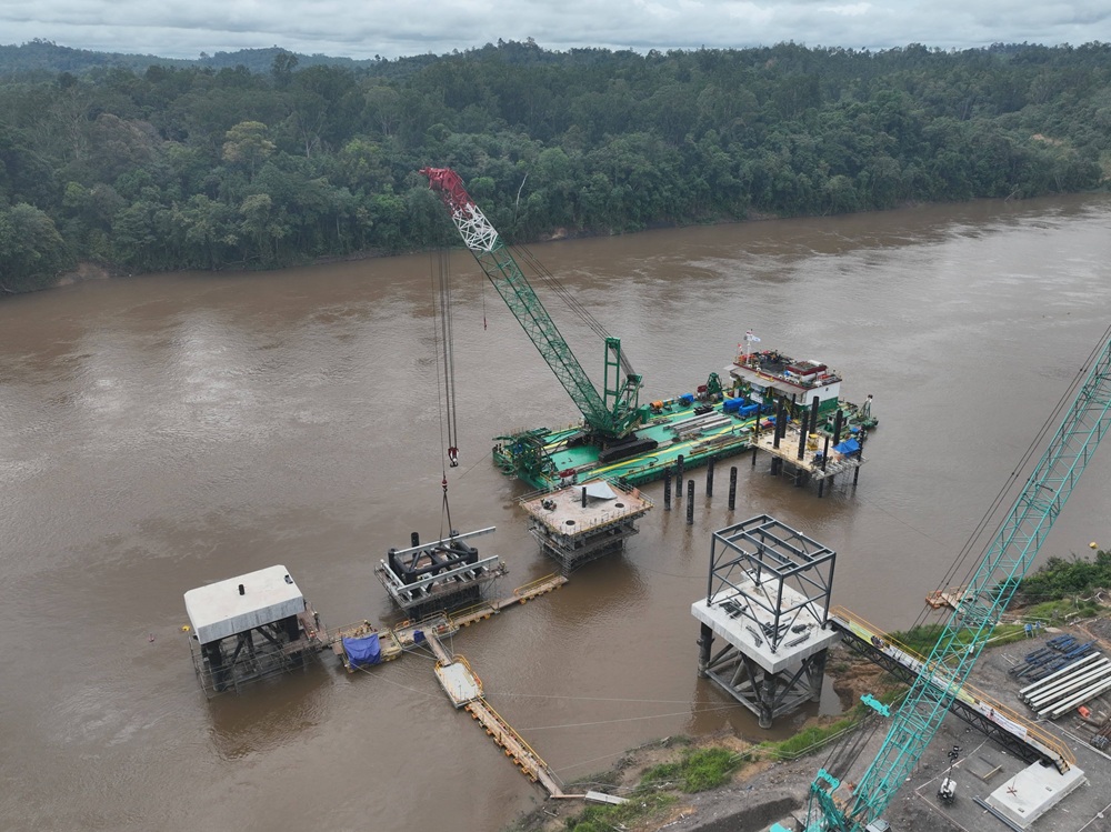 The crane barge SWI Kalimantan X provided support for the work on the 2nd BLC Muara Tuhup project