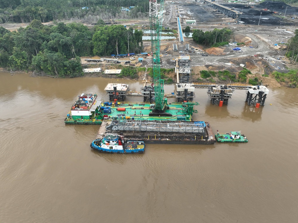 The crane barge SWI Kalimantan X provided support for the work on the 2nd BLC Muara Tuhup project