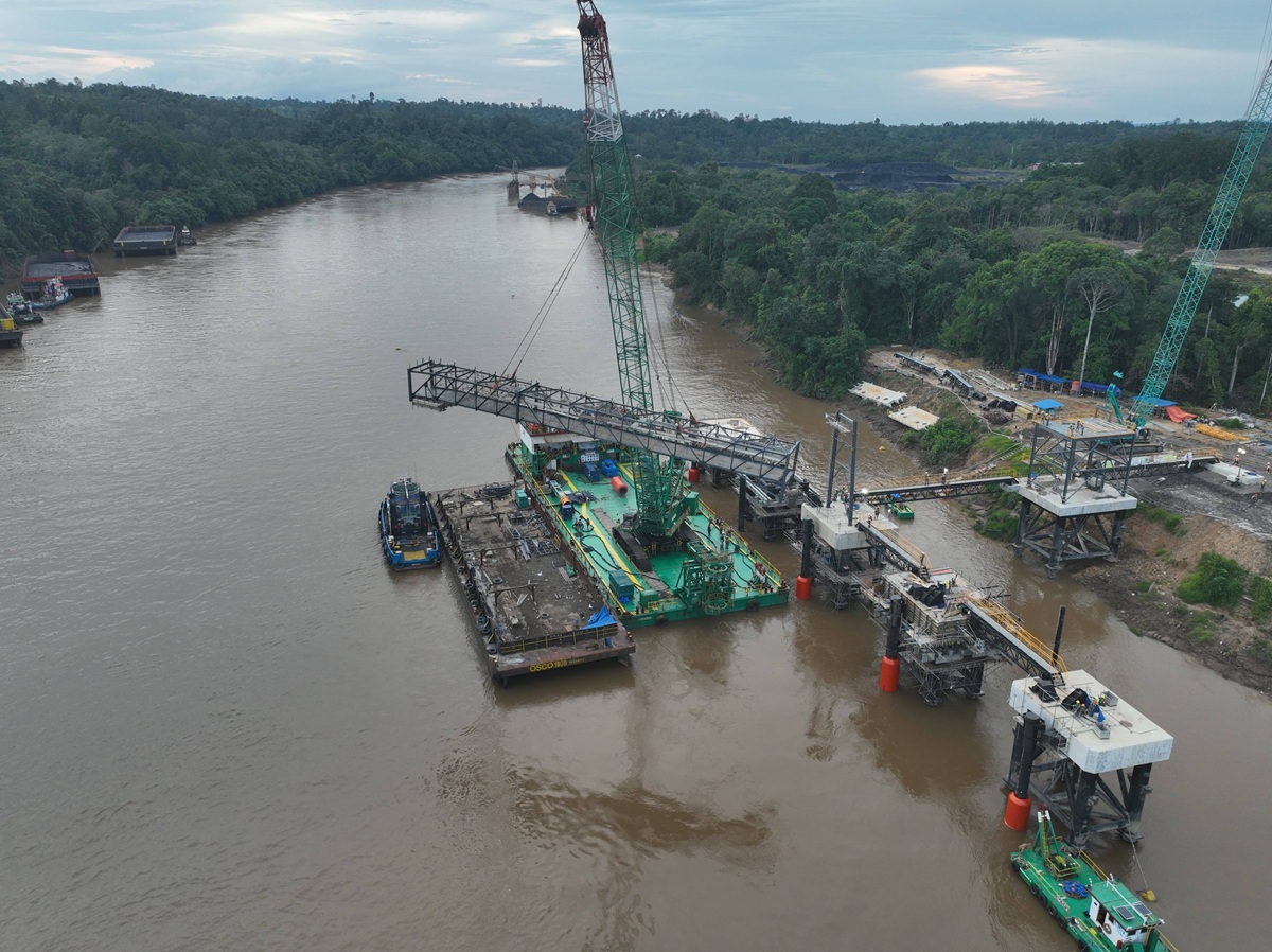 The crane barge SWI Kalimantan X supported the installation of the conveyor gallery