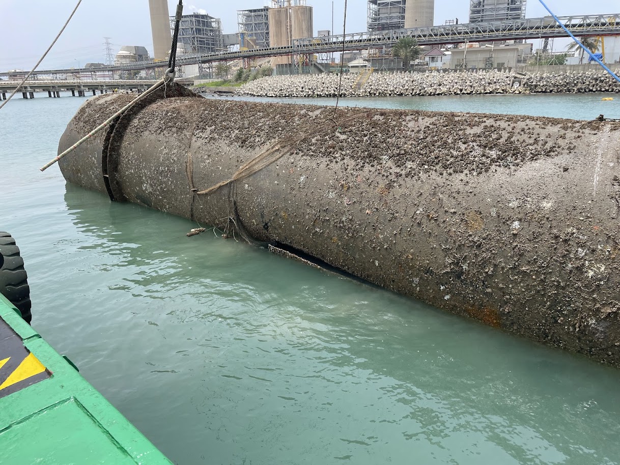 The damaged seawater intake pipe was successfully lifted